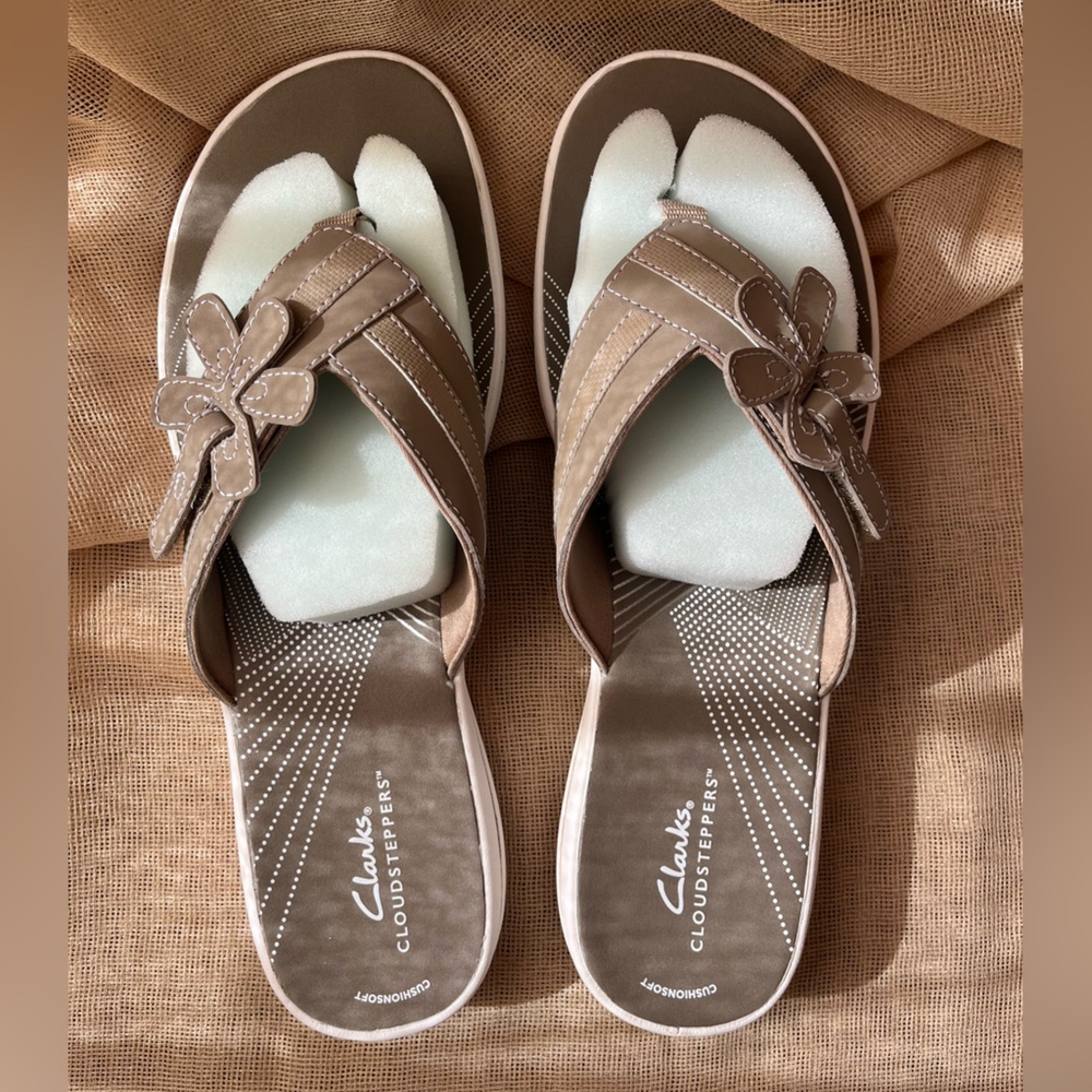 🤎Clarks Women's Tan Sandals with Floral Accent 🤍